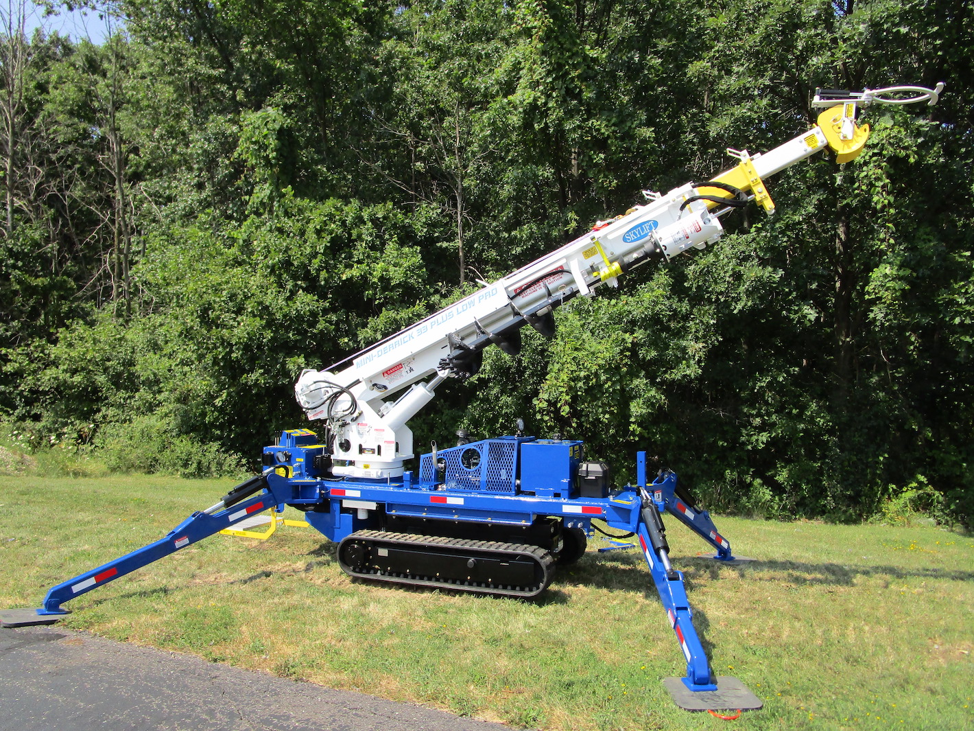 MD 4000 Digger Derrick Plus Low Pro Track Driven Skylift Inc.